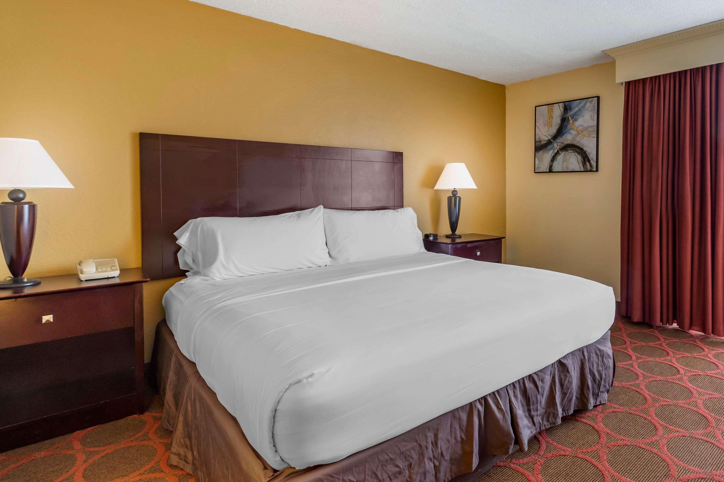 Clarion Hotel Fayetteville Extérieur photo