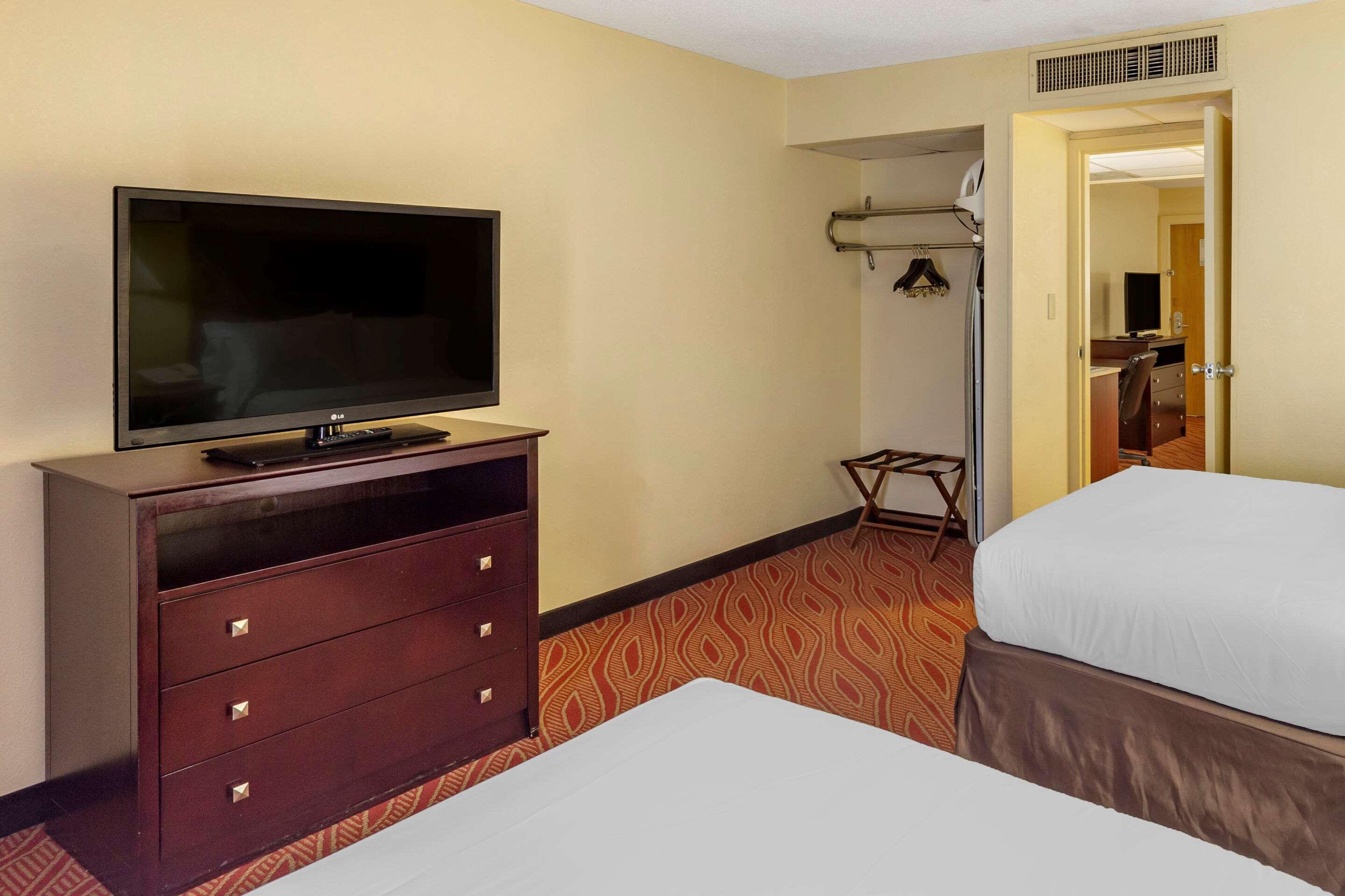 Clarion Hotel Fayetteville Extérieur photo
