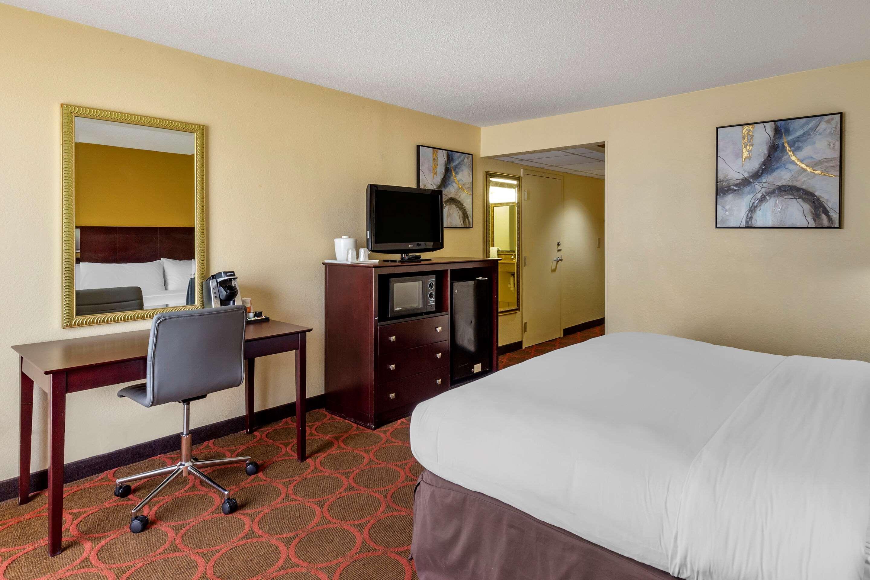 Clarion Hotel Fayetteville Extérieur photo