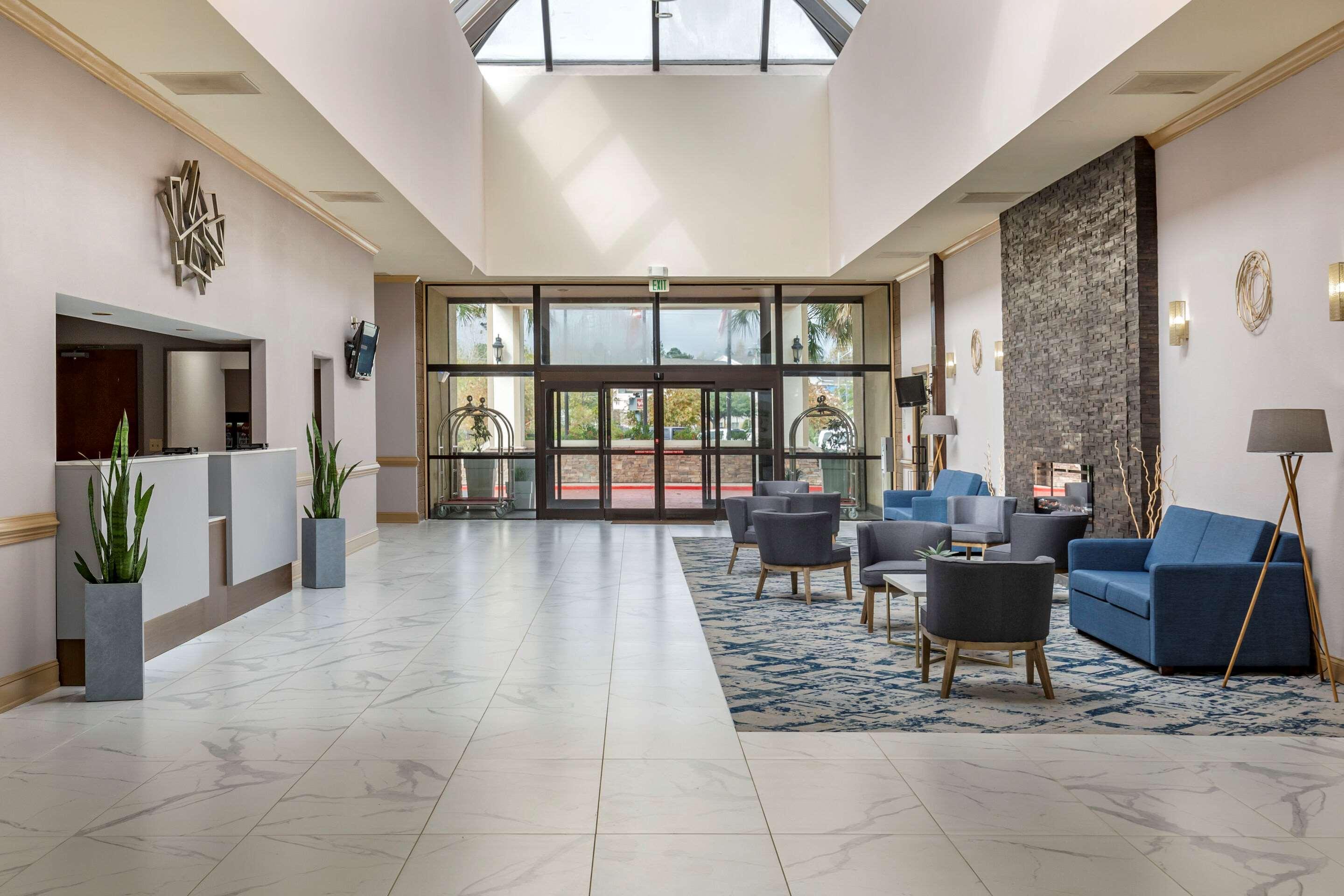 Clarion Hotel Fayetteville Extérieur photo
