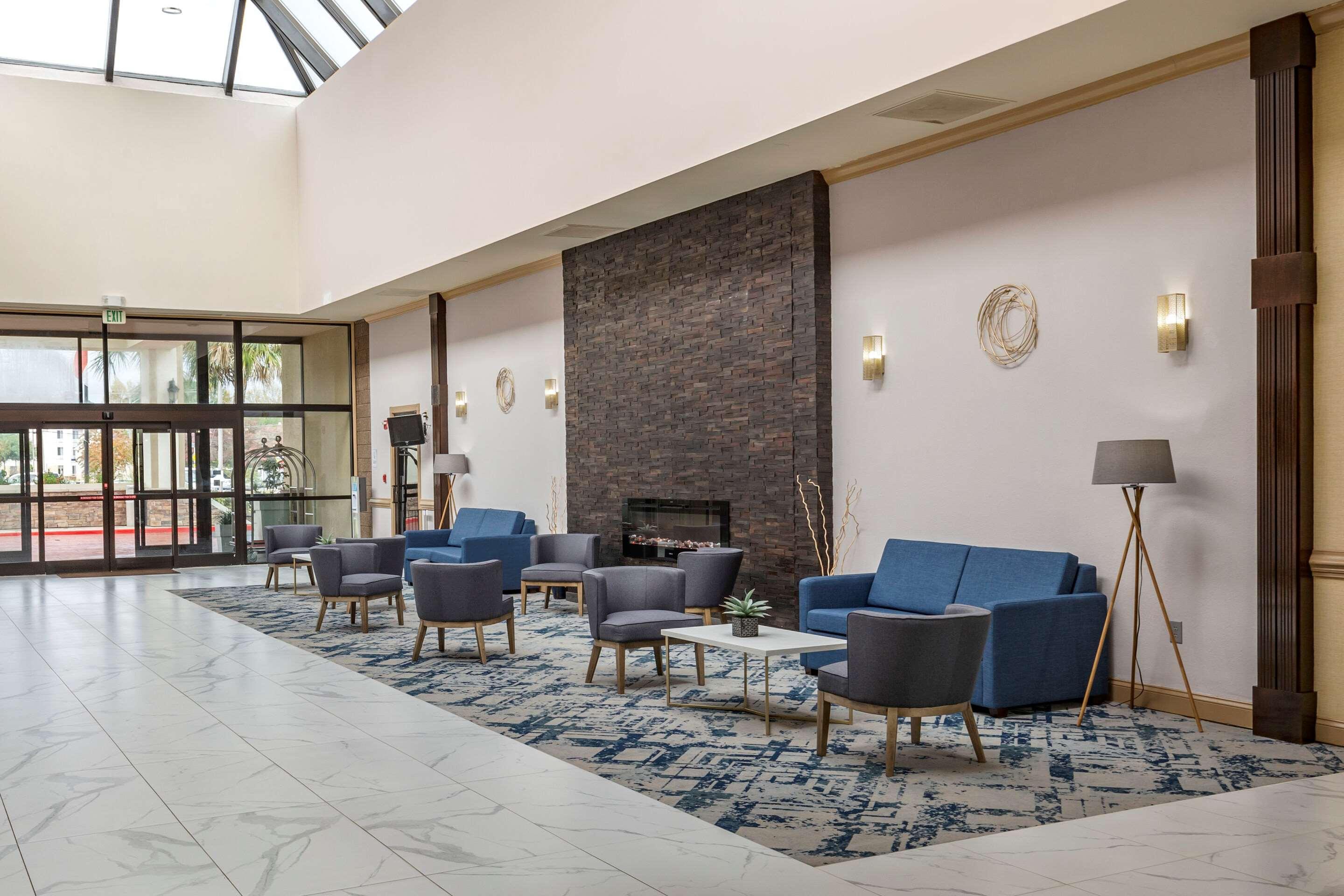 Clarion Hotel Fayetteville Extérieur photo