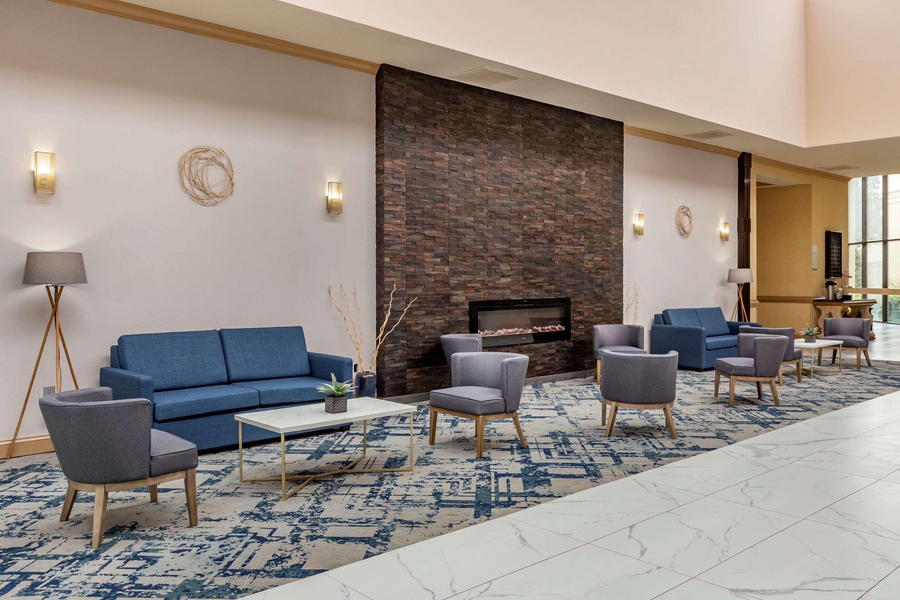 Clarion Hotel Fayetteville Extérieur photo