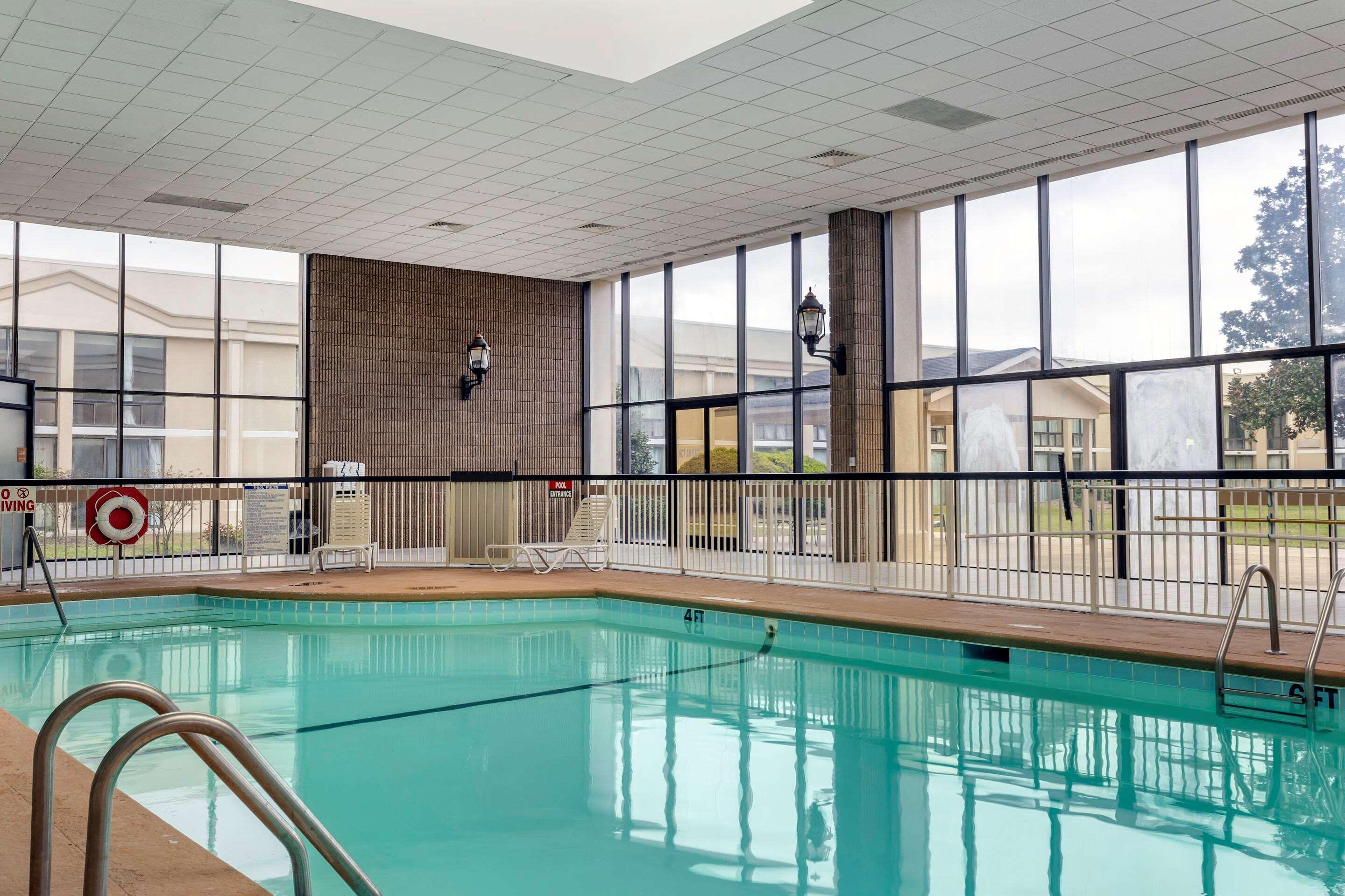 Clarion Hotel Fayetteville Extérieur photo