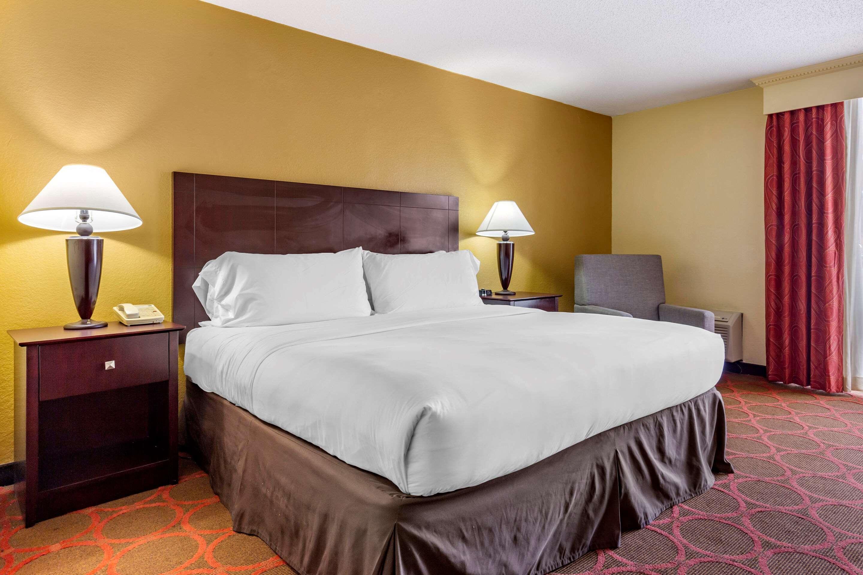Clarion Hotel Fayetteville Extérieur photo