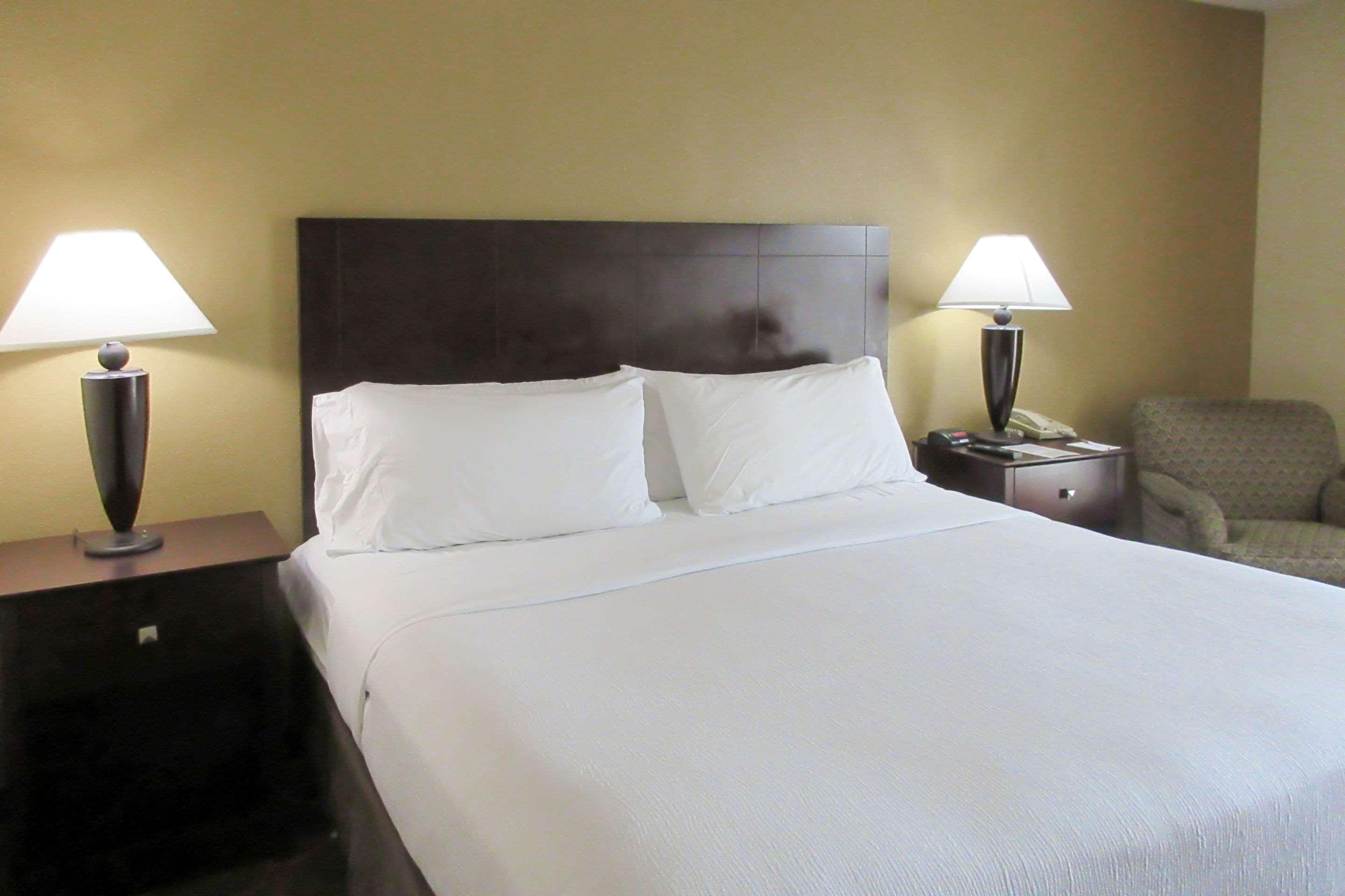 Clarion Hotel Fayetteville Extérieur photo