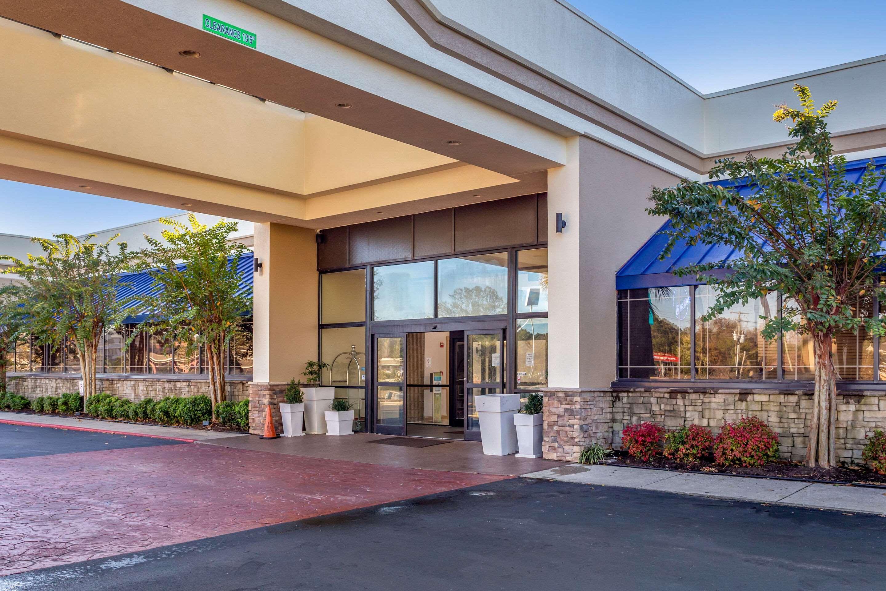 Clarion Hotel Fayetteville Extérieur photo