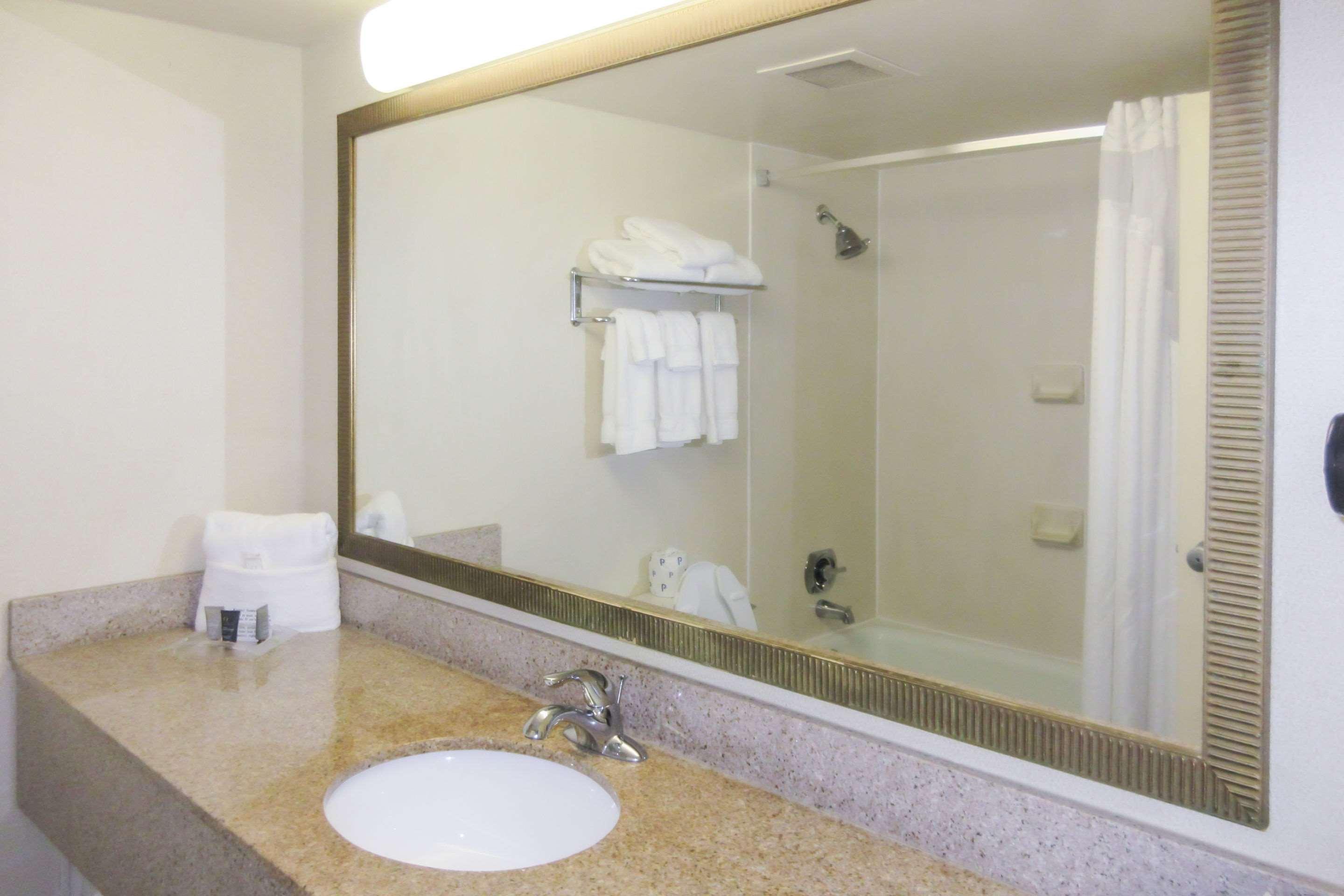 Clarion Hotel Fayetteville Extérieur photo